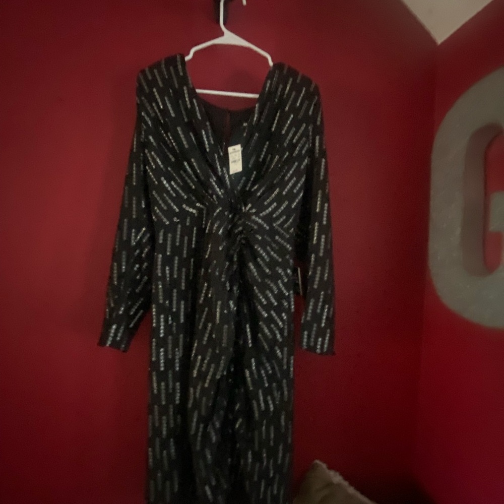 Wonderful New Year’s Eve party dress!! Silver accents with a zip up back!